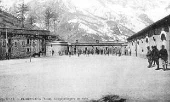 Il Forte Bramafam nel 1915, sullo sfondo a destra la caserma ufficiali, la caponiera della piazza d'armi e a sx la caserma truppa. In primo piano a dx il magazzino d'artiglieria