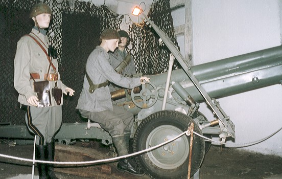 Postazione campale con serventi al pezzo, un obice Skoda da 100/17 mod 14