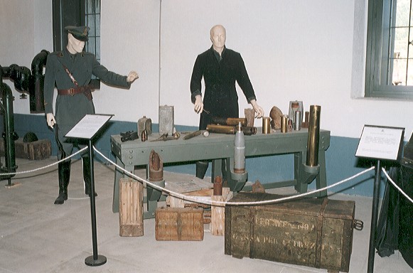 Il locale di spolettamento proietti di una batteria in caverna del Vallo Alpino