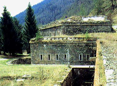 La caponiera del fosso e il padiglione truppa prima degli interventi di recupero