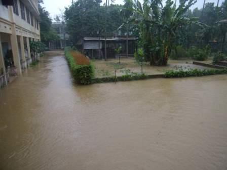 typhoon & flood 2009 at Phu Hau Hue_01.jpg (16657 byte)