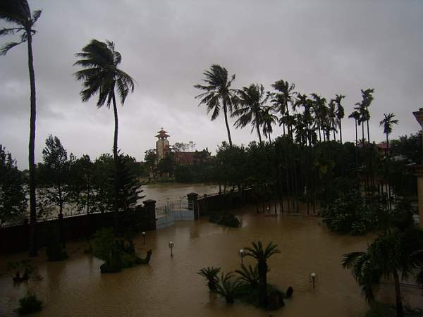 typhoon & flood 2009 at Phu Hau Hue_03.jpg (29139 byte)