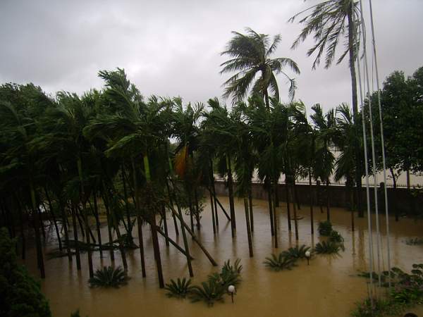 typhoon & flood 2009 at Phu Hau Hue_05.jpg (36425 byte)