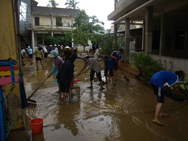 typhoon & flood 2009 at Phu Hau Hue_47.jpg (39971 byte)