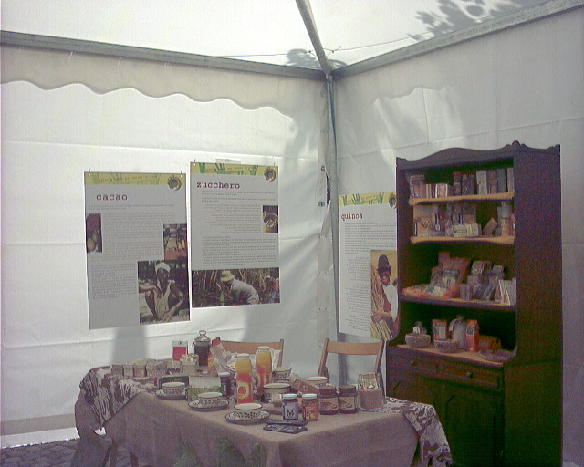 una tavola imbandita.JPG