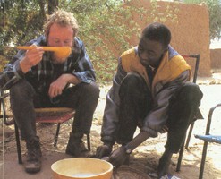 Un volontario condivide una bevanda locale in Niger